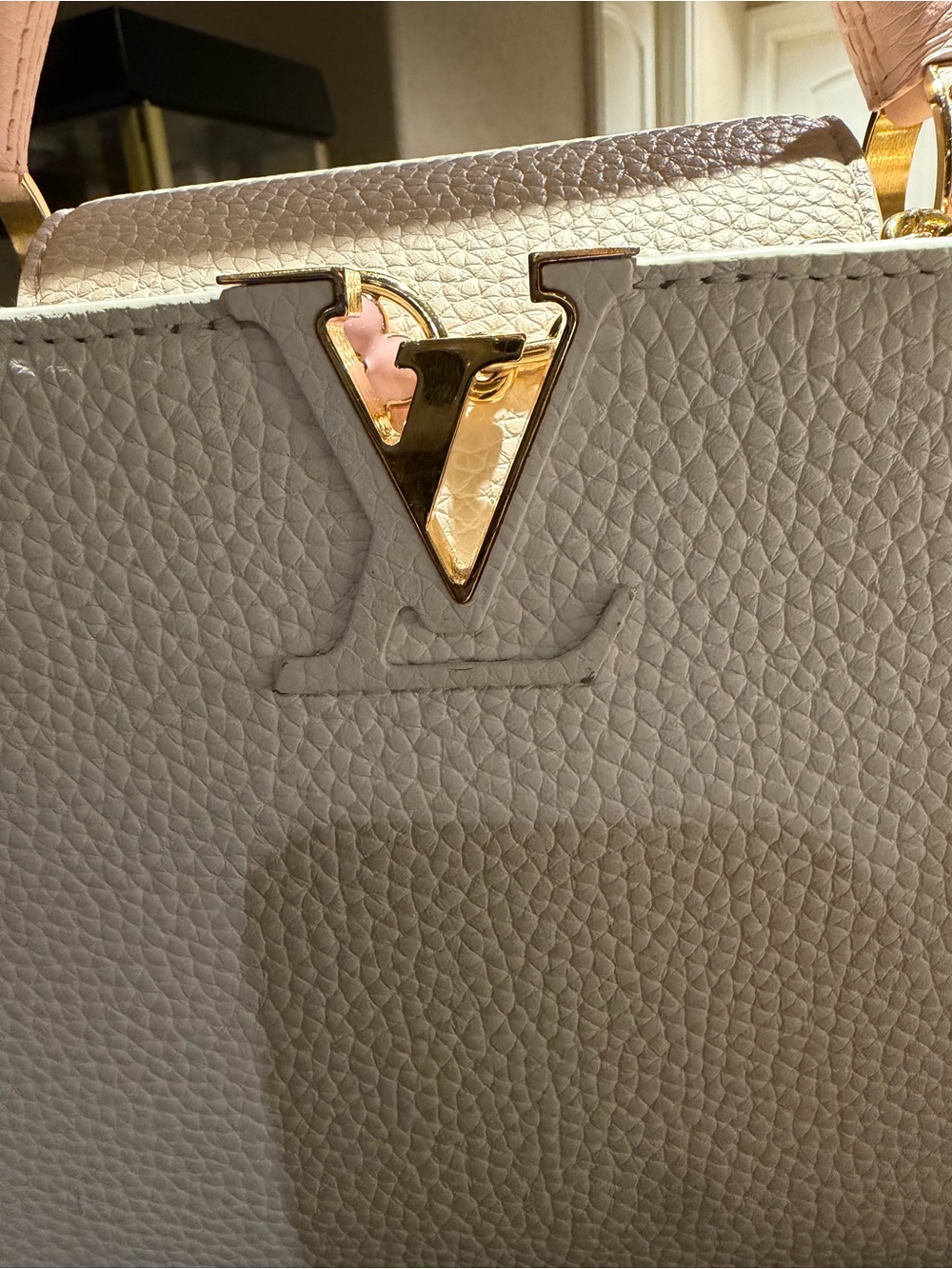 Louis Vuitton White and Pink Capucines Crossbody Bag with Gold Hardware - Picture 2 of 13